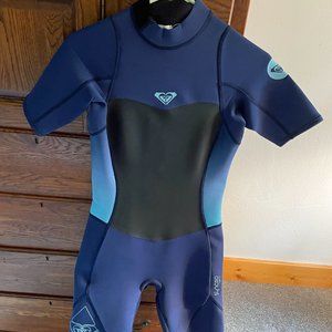 Roxy short-sleeved women's wetsuit, Size 8. Fits like a women's small.